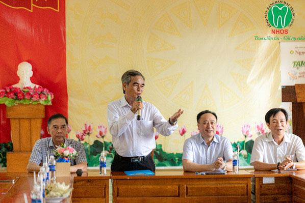 Thầy Trần Lê Duy Khiêm – Hiệu trưởng Nhà trường giới thiệu đại biệu và giới thiệu về nhà trường 