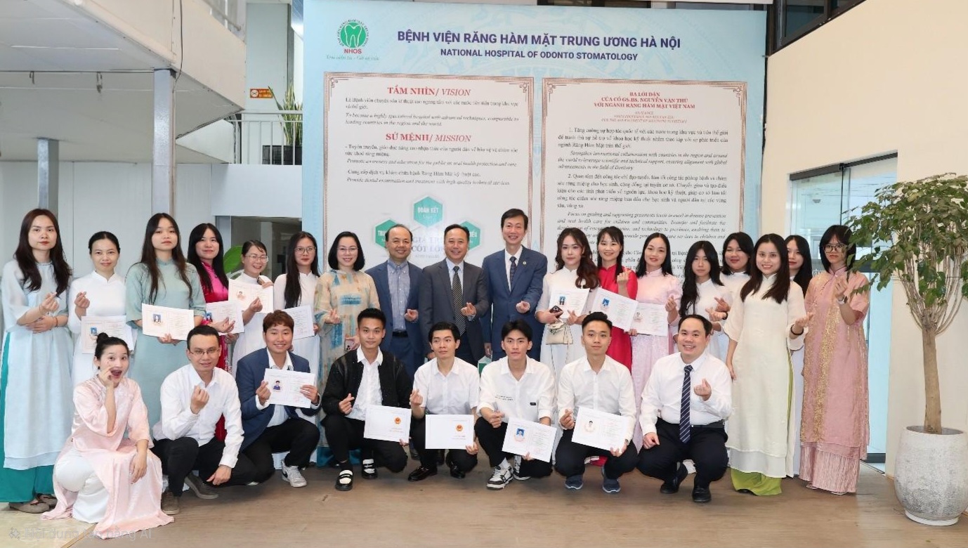 LỄ KỶ NIỆM NGÀY NHÀ GIÁO VIỆT NAM 20/11 VÀ TRAO CHỨNG CHỈ LỚP ĐIỀU DƯỠNG NHA KHOA NĂM 2025