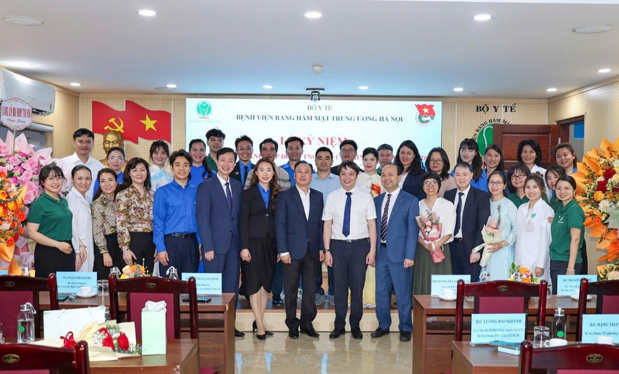 Các đại biểu chụp ảnh lưu niệm