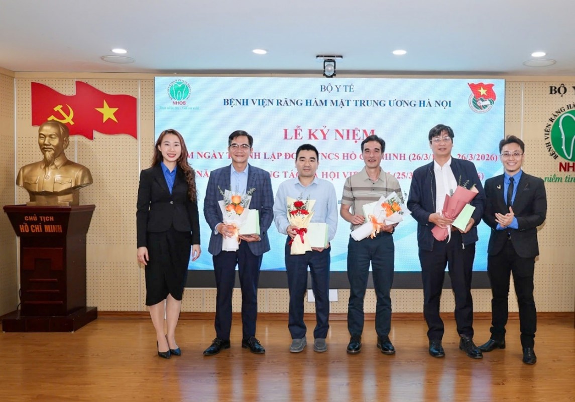 Ban Thường vụ Đoàn tặng quà tri ân cán bộ Đoàn các thời kỳ