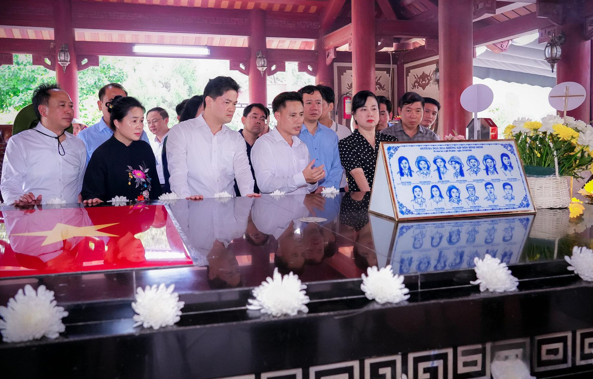 Các đại biểu thăm phần mộ 13 Anh hùng liệt sĩ thanh niên xung phong.