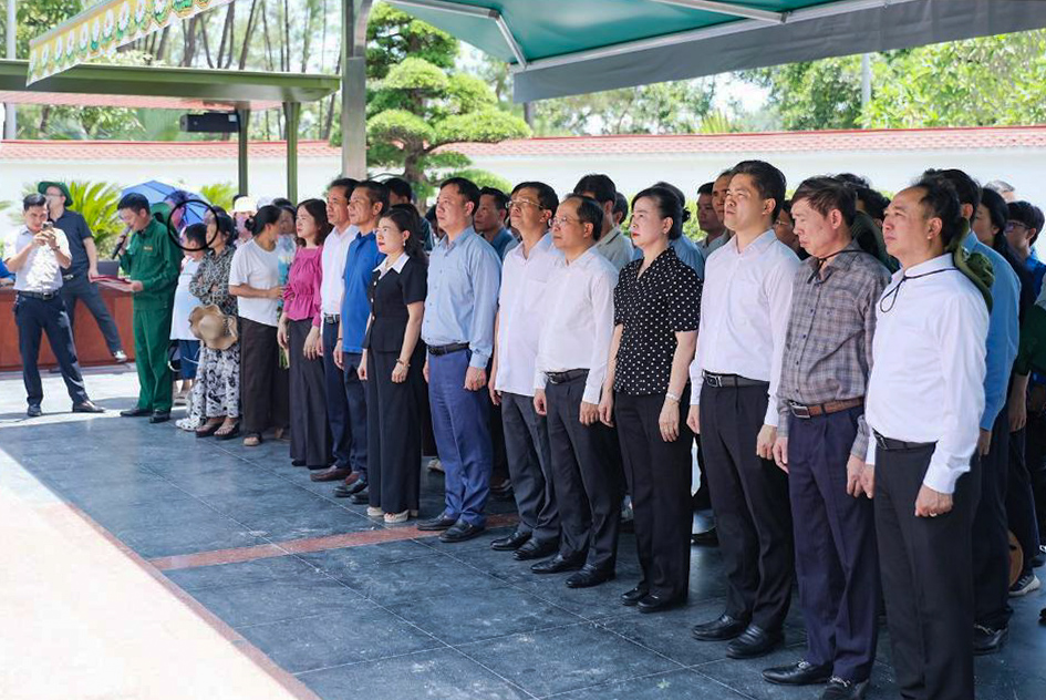 Đoàn đến dâng hương tại Khu mộ 10 nữ anh hùng liệt sĩ thanh niên xung phong hy sinh tại chiến trường Đồng Lộc