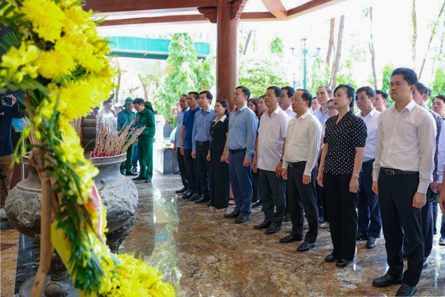 Đoàn công tác Bộ Y tế đến dâng hương, đặt vòng hoa tại Nhà bia tưởng niệm liệt sĩ thanh niên xung phong toàn quốc - nơi ghi danh hơn 4.000 liệt sĩ thanh niên xung phong trong cả nước.