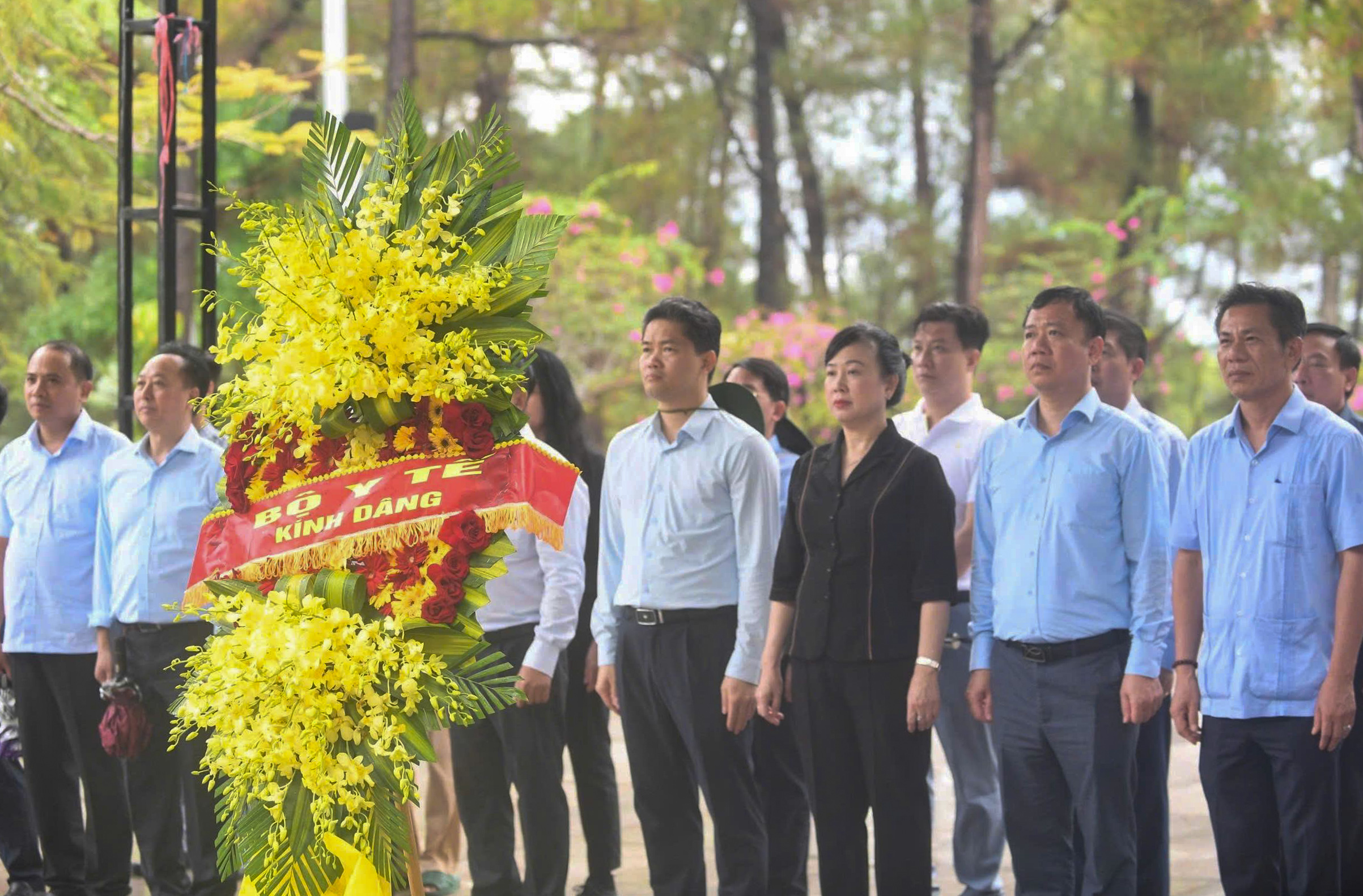 Bộ trưởng Đào Hồng Lan, Thứ trưởng Thường trực Vũ Mạnh Hà và đoàn công tác Bộ Y tế thành kính dâng hương, hoa tri ân các anh hùng liệt sĩ tại Nghĩa trang liệt sĩ Quốc gia Trường Sơn.