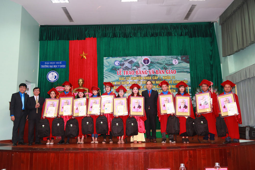 Bộ Y tế bàn giao thêm 33 bác sĩ trẻ về công tác tại 7 tỉnh miền Trung và Tây Nguyên