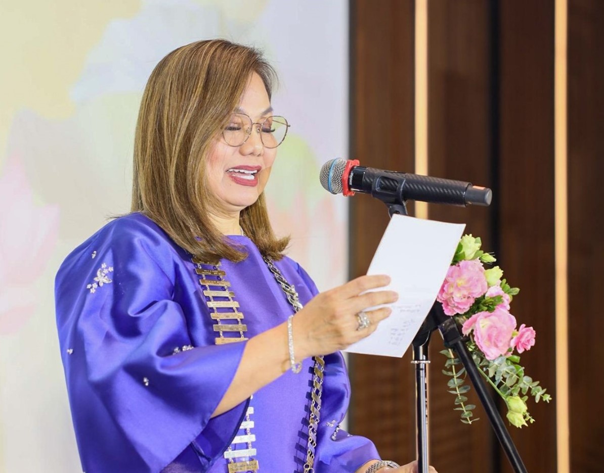 Dr. Arleen Reyes, Chủ tịch đương nhiệm APDF trình bày báo cáo tổng kết nhiệm kỳ