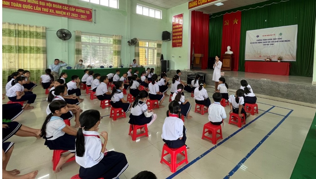 Bác sĩ BVRHM TW Hà Nội hướng dẫn chăm sóc sức khỏe răng miệng  cho các em học sinh trường học