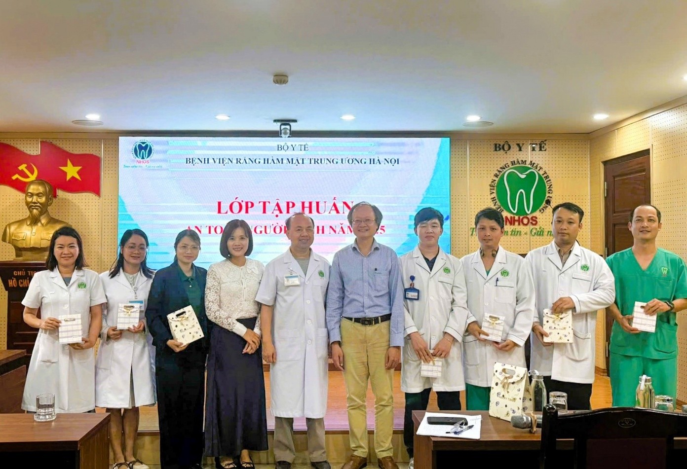 Ban tổ chức trao thưởng cho những học viên có câu trả lời chính xác nhất