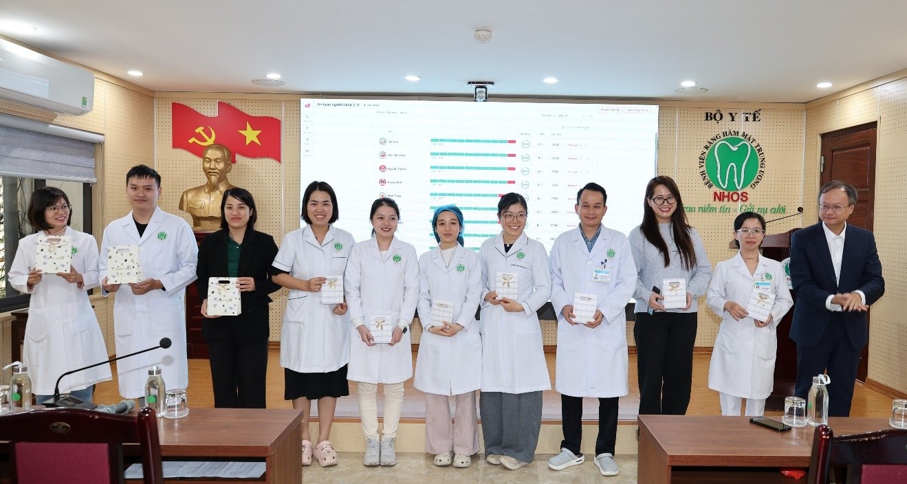 Ban tổ chức trao thưởng cho những học viên có câu trả lời chính xác nhất