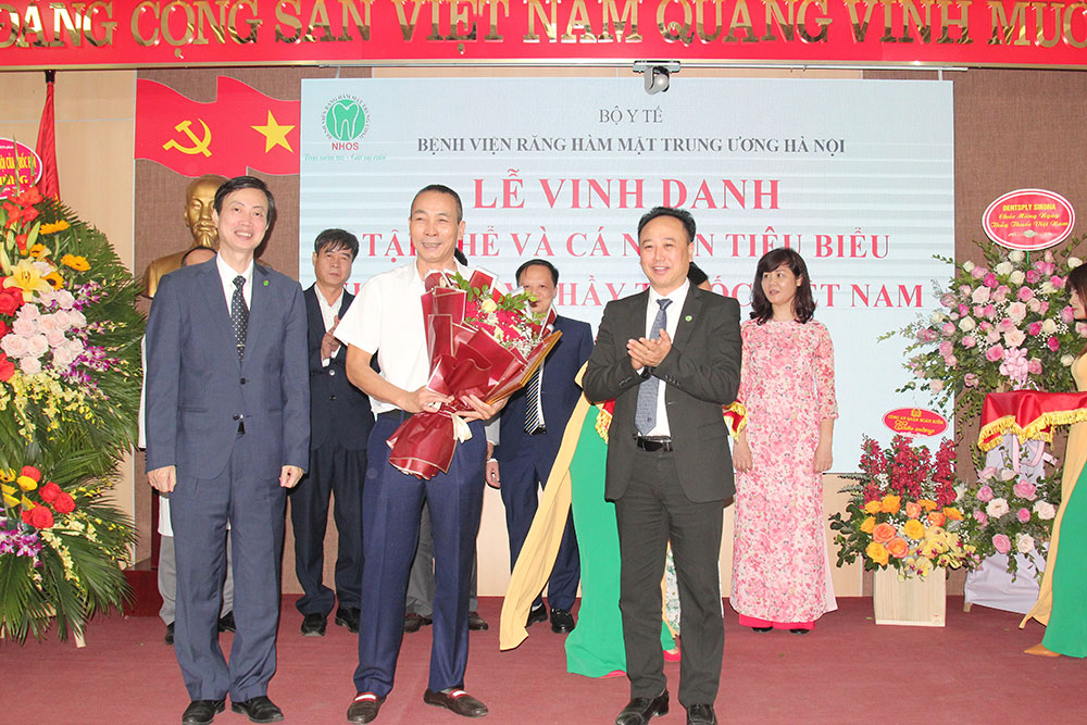 Lễ vinh danh tập thể, cá nhân tiêu biểu năm 2020 Bệnh viện Răng Hàm Mặt Trung Ương Hà Nội