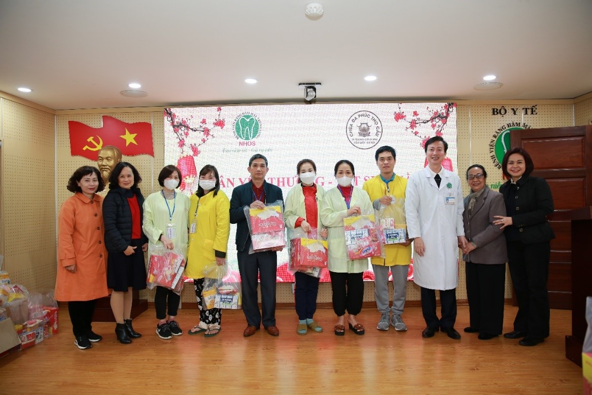 PGS.TS Nguyễn Quang Bình và nhóm thiện nguyện Ưu Đàm trao quà cho bệnh nhân nội trú