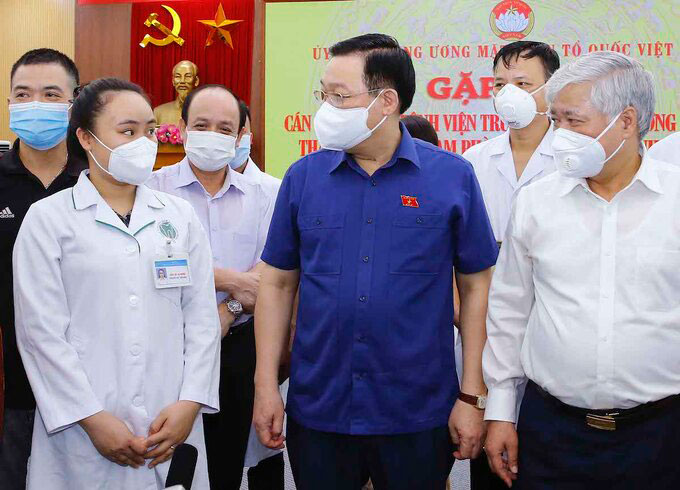 Gần 3.000 y bác sĩ bệnh viện Trung ương vào Nam chống dịch