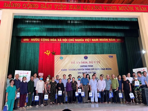 BVRHM TW tổ chức chương trình khám, chăm sóc sức khỏe răng miệng cho người cao tuổi và trẻ mầm non tại huyện Hưng Nguyên, tỉnh Nghệ An.